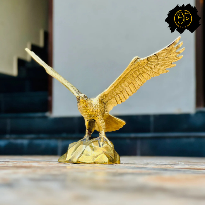 Golden Majestic Eagle Metal Sculpture – Premium Decorative Accent for Home & Office