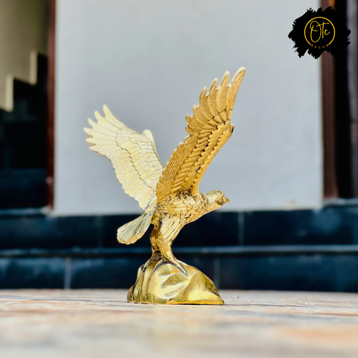 Golden Majestic Eagle Metal Sculpture – Premium Decorative Accent for Home & Office