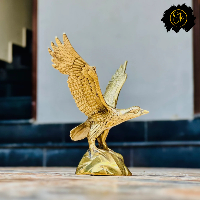 Golden Majestic Eagle Metal Sculpture – Premium Decorative Accent for Home & Office