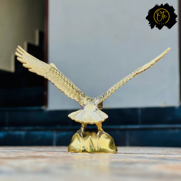 Golden Majestic Eagle Metal Sculpture – Premium Decorative Accent for Home & Office